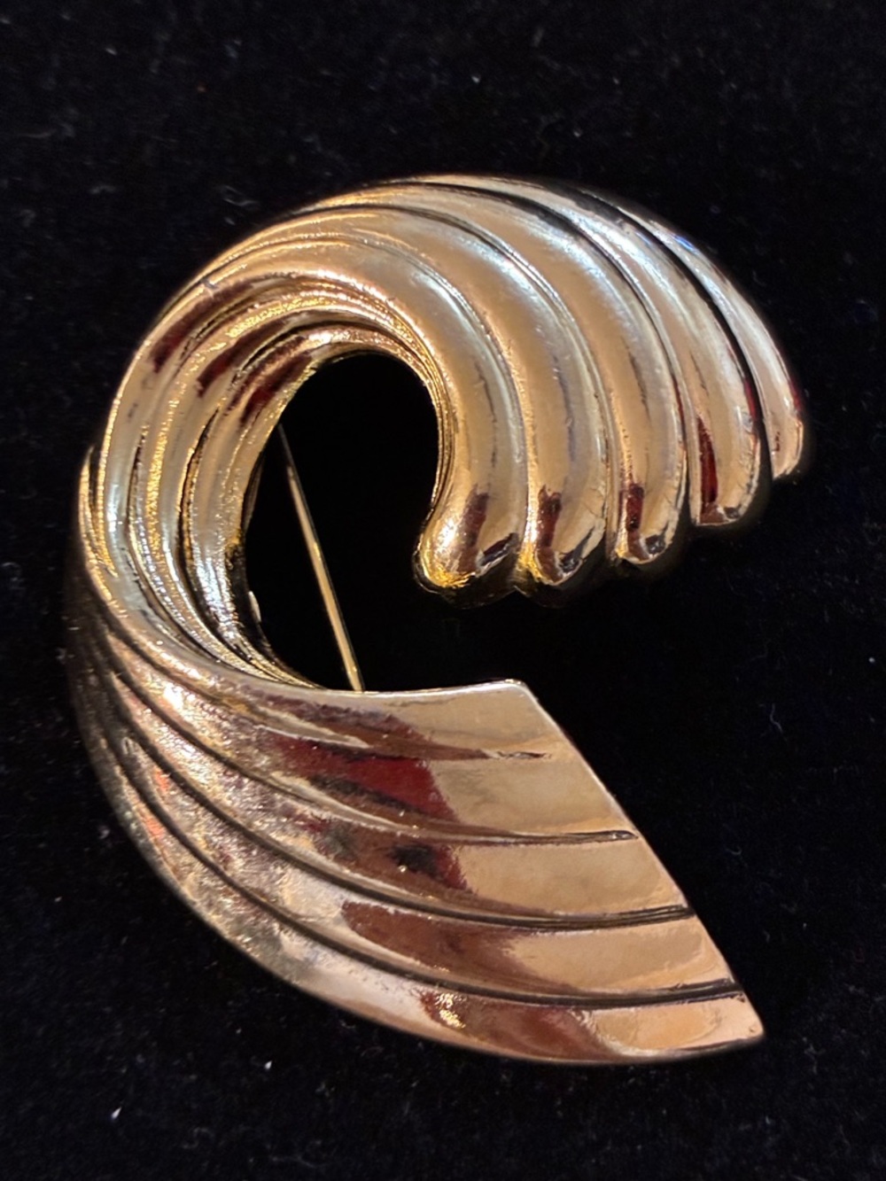 Vintage EUC Gold-Tone Swirl Wave Brooch